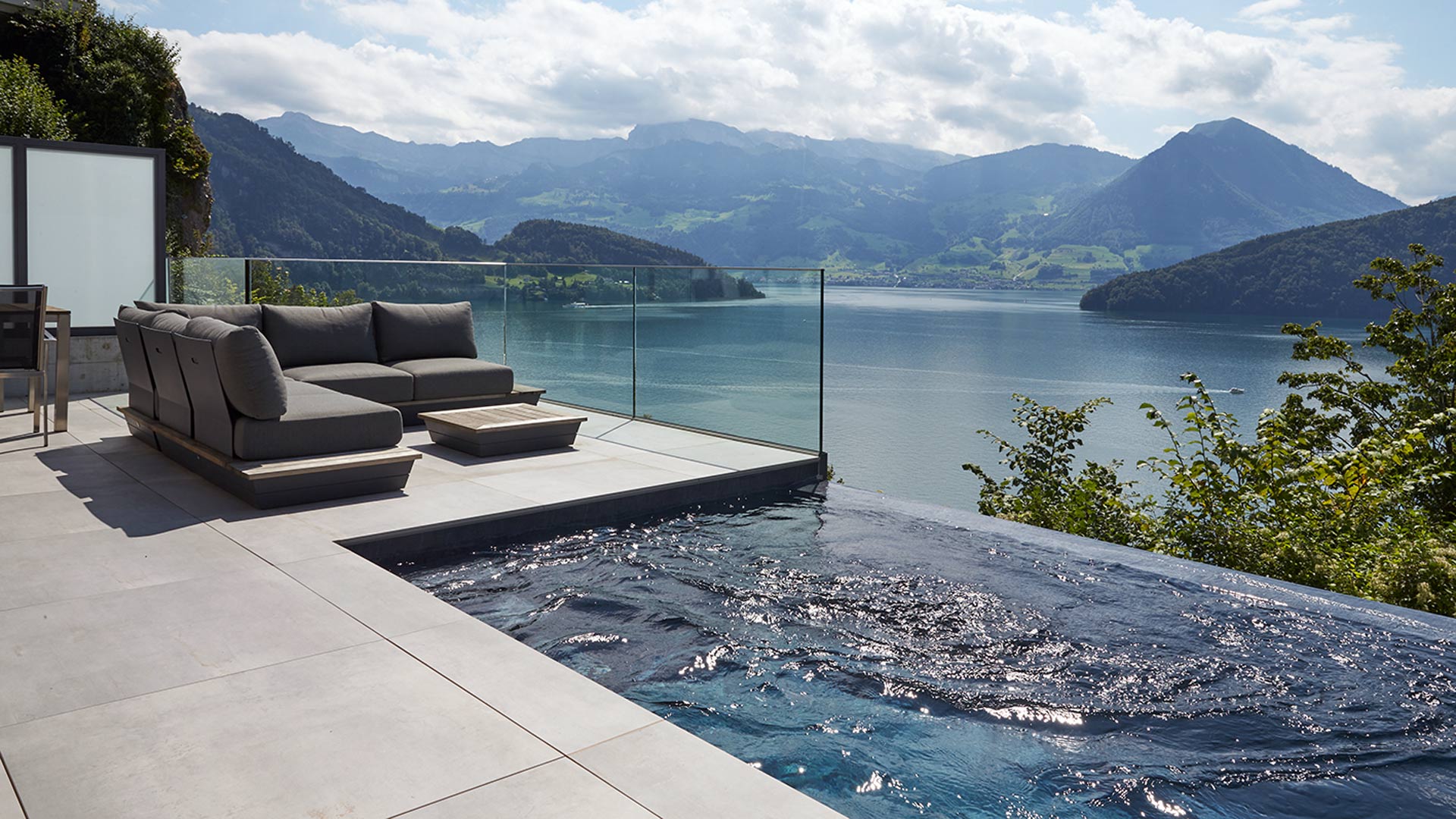 Garten Schwimmbad und Infinity Pools nach Mass von Vitabad, Schweiz. 